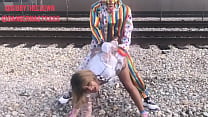 Clown baise une fille sur les voies ferrées