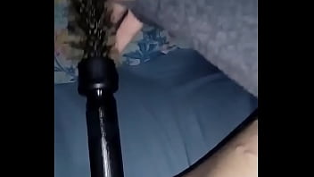 La mia ragazza si infila un dildo con un pennello