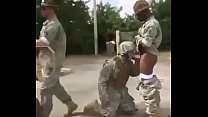 Militares entrenando