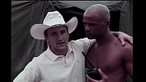 O cara branco brincalhão Paul Morgan está procurando o próximo contrabandista de salame para sua narrativa e encontra o voluntário negro Winston Love em um acampamento