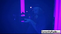Samantha Saint descend dans ce solo de lumière noire super chaud
