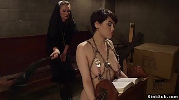 Лесбиянка монахиня плетет задницу сестре