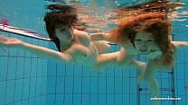 Katka und Kristy schwimmen unter Wasser Babes