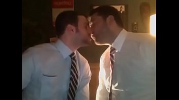 Ragazzi sexy che si baciano mentre fumano | GAYLAVIDA.COM