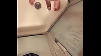 Strofinando il cazzo nella doccia