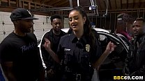 L'ufficiale di polizia Eliza Ibarra si fa scopare a fondo ogni grosso cazzo nero
