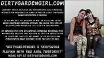 Dirtygardengirl & SexySasha jugando con terrorista anal rojo y prolapso