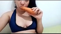 Catherine Osorio jouant avec des carottes