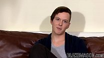 Twink amador do Reino Unido Alex C acariciando o pau solo durante a entrevista