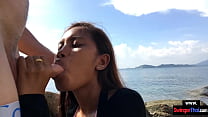 Публичный минет от его симпатичной юной азиатской подруги в любительском видео