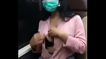 Maldita morena mostró sus pechos en el tren