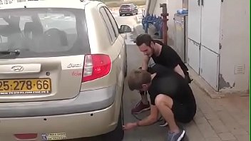 Repariere sein Auto und ficke ihn. Israelischer Junge