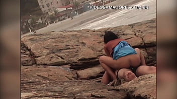 露出症のカップルがブラジルの都会のビーチでセックスをしているのを見つけました
