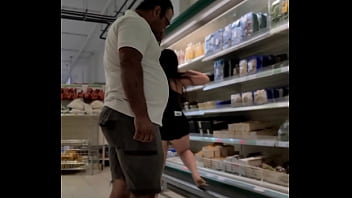 Cocu films femme montrant cul à supermarché client luana kazaki