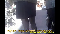 falda de calle y pantimedias grises