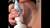 Ragazza teenager si masturba la figa dell'orgasmo con il vibratore