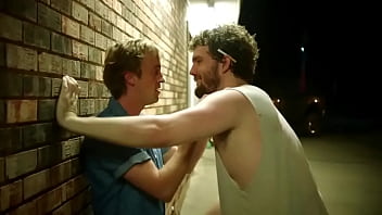 Austin Swift und Tom Felton (Draco Malfoy von Harry Potter) Gay Kiss aus dem Film Braking For Whales | gaylavida.com
