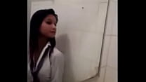 Индийская девушка Archana мастурбирует пальцами в ванной