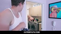 洗濯機でStepsonと厚いMILF継母マデリンモンロー家族のセックスオーガズム