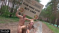 Protesta nuda di fronte alle riprese porno di Tesla Gigafactory a Berlino contro Elon Musk