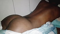 jeune gars brésilien sur le lit