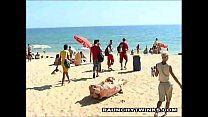 Два возбужденных твинка трахаются на пляже