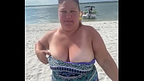 La moglie troia Bbw duca mostra le sue grandi tette su una spiaggia pubblica