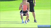 Jovem sexy amador Adria jogando golfe nua e mostrando seu corpo sexy nu