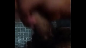 Adolescente se masturba no banheiro.