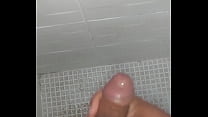 Grande cazzo nella vasca da bagno