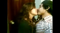 Горячий поцелуй парня и девушки в Лахоре