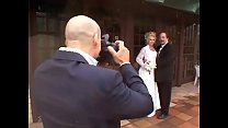 El fotógrafo famoso necesita hacer el libro de bodas de la encantadora rubia Taylor Lynn y él sabe exactamente cómo hacer que los ojos de ella brillen