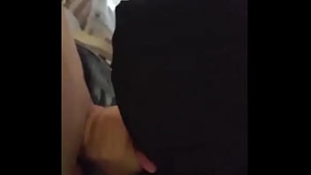 A garota de turbante está fazendo sexo oral