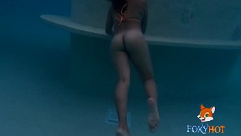 Nadando desnuda en alberca de hotel familiar (video completo en FOXXXYHOT.COM)