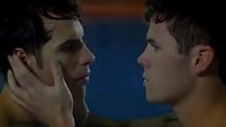Homosexuelle Szene zwischen zwei Schauspielern in einem Film - Monster Pies | gaylavida.com