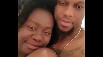 Una donna nera in vacanza a São Tomé tradisce il marito bianco con un giovane uomo di colore