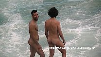 Chicos desnudos en la playa