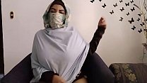 Настоящая арабка в хиджабе, мама молится, а потом мастурбирует свою мусульманскую киску, пока муж не доведет до оргазма сквиртом