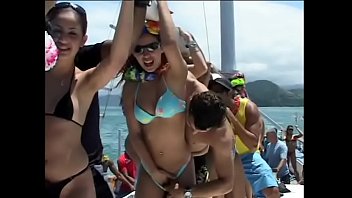 Dutzende geile brasilianische Typen und ziemlich böse Mädels nehmen an der speziellen Ozeankreuzfahrt teil, bei der jeder Hottie auf dem Board der Yacht von Oshun ununterbrochen hämmern kann