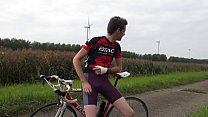 Ciclista Cums através de seus shorts