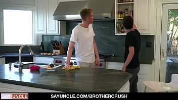 BrotherCrush - Un mec en chaleur baise un jeune demi-frère