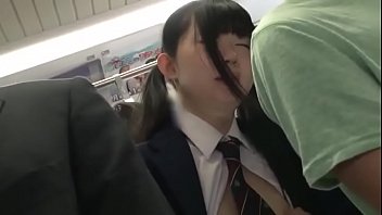 Mélange d'écolières japonaises jeunes filles maltraitées