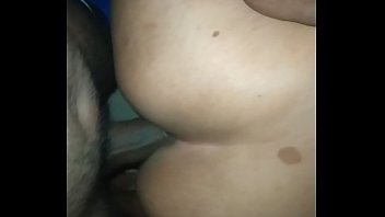 neuk de vagina van mijn vriend met mijn grote zwarte pik terwijl mijn man werkt