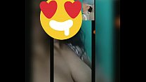 Une femme mature infidèle montre de gros seins lors d'un appel vidéo
