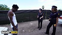 BANGBROS - Il sospetto fortunato si intromette con alcune poliziotte super sexy