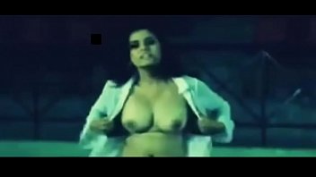 Attrice indiana Rani Mukerji Nuda Grandi tette esposte in un film indiano