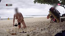 Heißes Mädchen masturbiert am Strand
