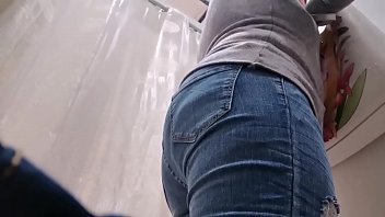Твоя развратная итальянская мамочка примеряет джинсы с анальной пробкой в заднице