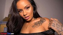Latina amador tatuado com tesão quente e sexo na câmera