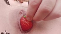 イチゴとオーガズムとガールフレンドの指の猫 - 自家製